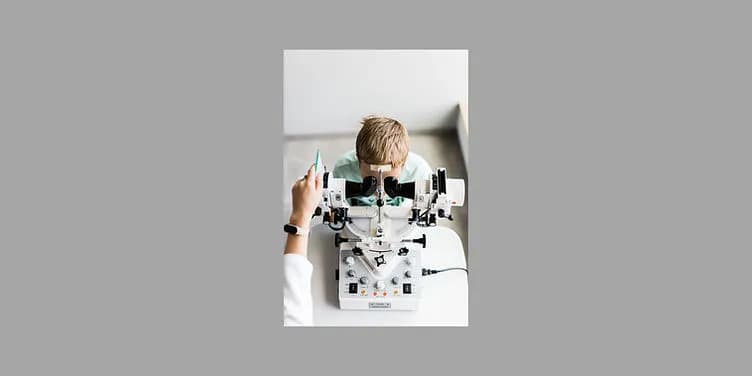 Kiedy do okulisty przy zezie u niemowlaka? Objawy, które alarmują