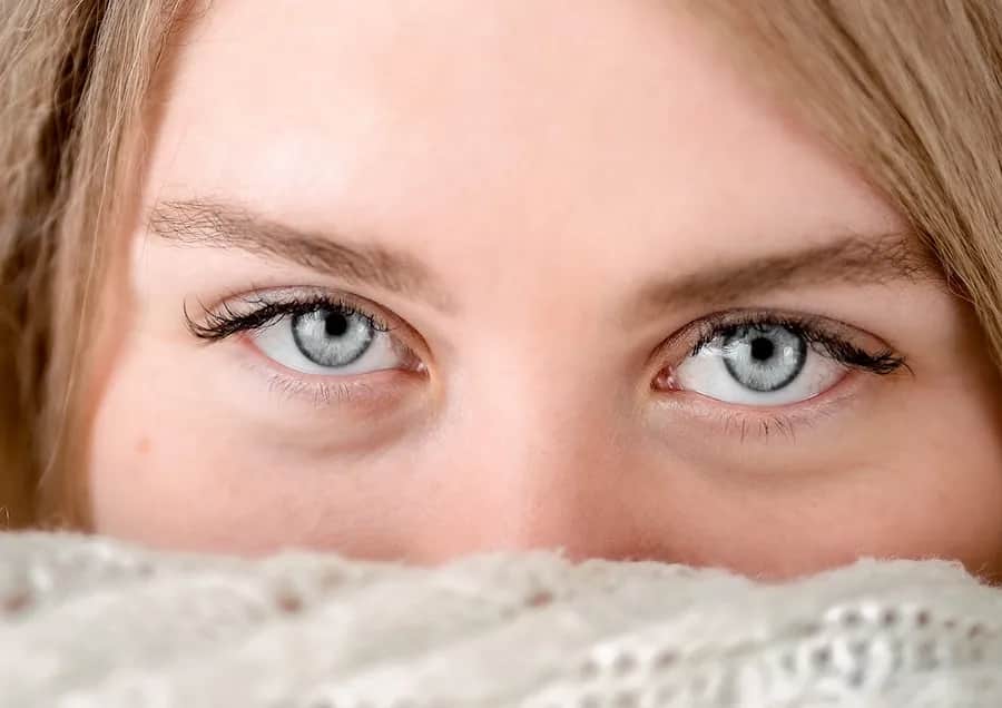 Szare oczy: Dlaczego są piękne i jak je podkreślić?