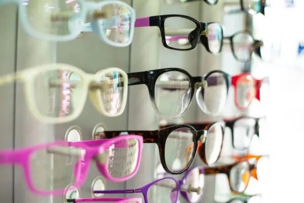 Szkła plastikowe czy szklane cena - co wybrać, by zaoszczędzić?