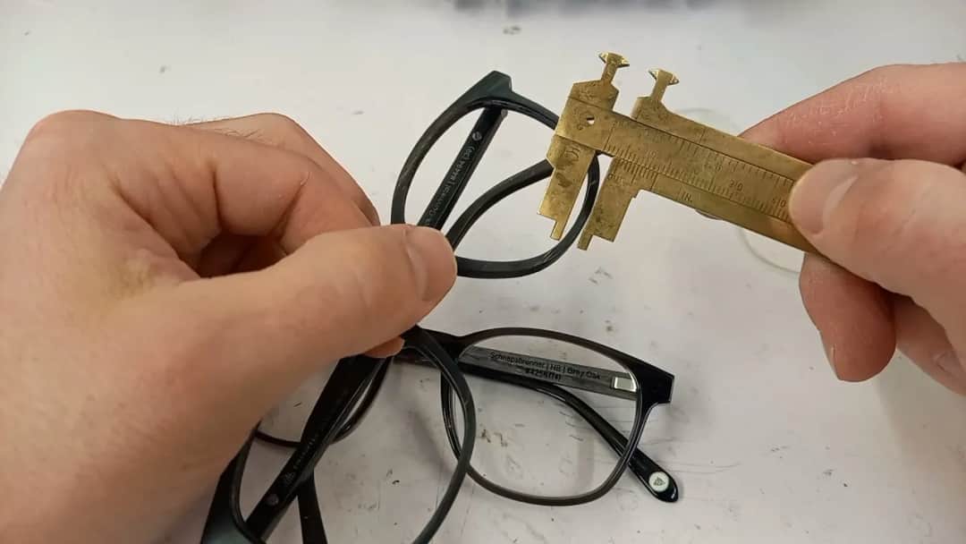 Jak wyjąć szkła z oprawek i uniknąć ich uszkodzenia