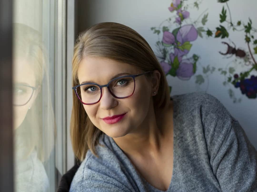 Jakie oprawki do drobnej twarzy – uniknij błędów w wyborze stylu